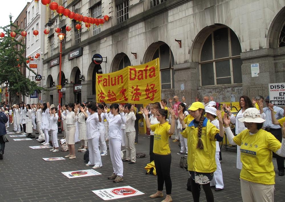 Grupno izvođenje vježbi u kineskoj četvrti 