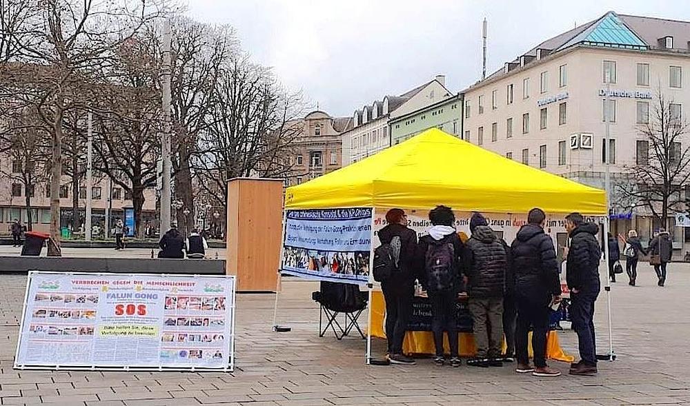 Praktikanti održavaju aktivnosti na trgu Konigsplatz, u centru Augsburga, 21. prosinca 2019. Mnogi mladi ljudi su željeli saznati o Falun Dafa.