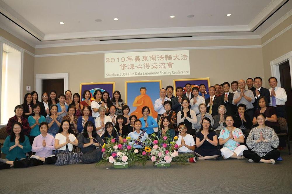 Grupna fotografija i izraz zahvalnosti Učitelju Liju na prilici da se kultiviraju u Falun Dafa  