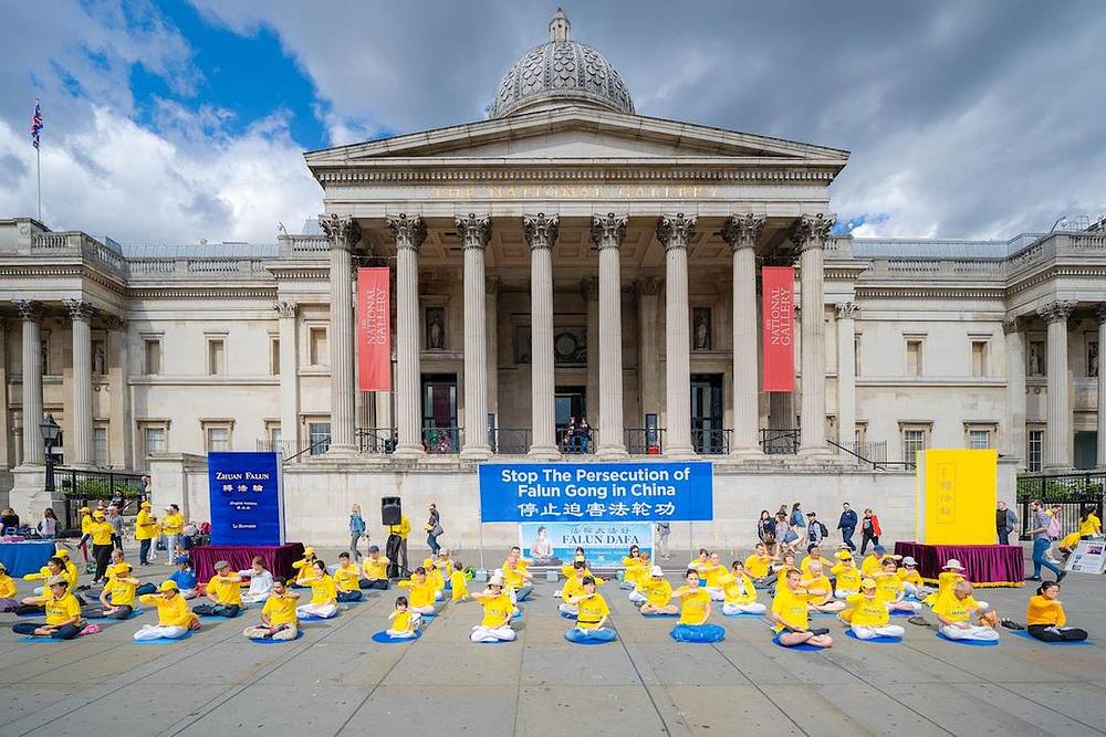 Falun Gong praktikanti meditiraju na trgu Trafalgar, 1. septembra 2019.
 