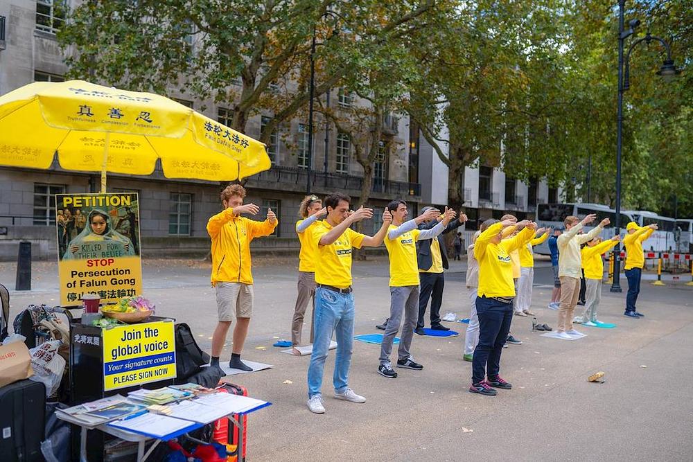 Praktikanti izvode Falun Gong vježbe ispred Britanskog muzeja, 1. septembra 2019.
 