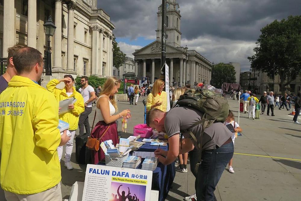 Turisti potpisuju peticije na trgu Trafalgar pozivajući na okončanje progona u Kini

 