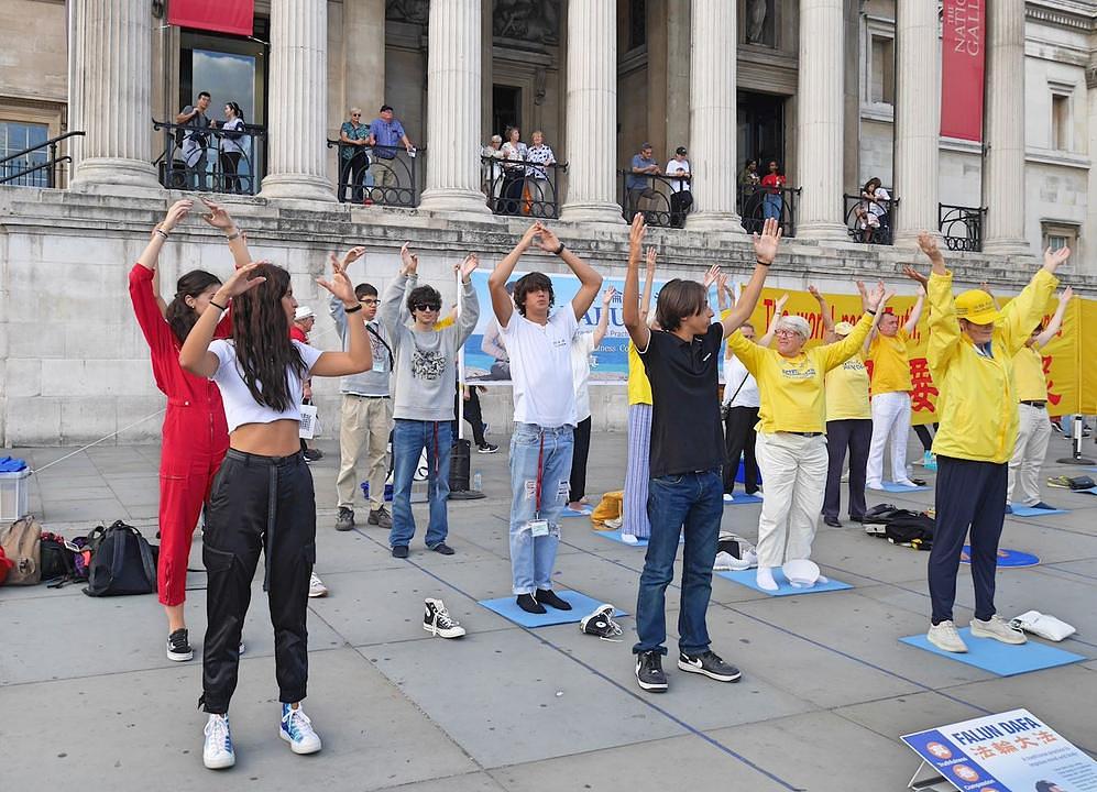 Grupa talijanskih učenika vježba Falun Gong