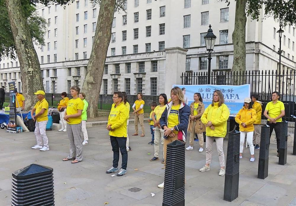 Falun Gong praktikanti vježbaju pred uredom britanskog premijera u ulici Downing br 10. 
