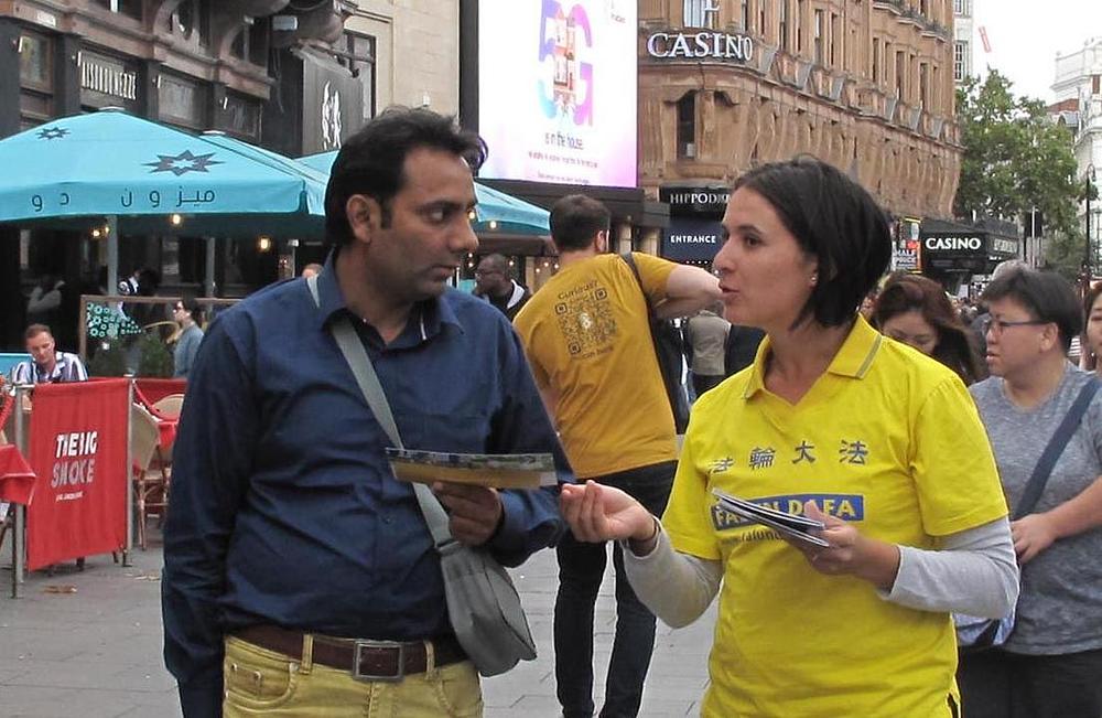 Camille predstavlja Falun Gong na trgu Leicester  