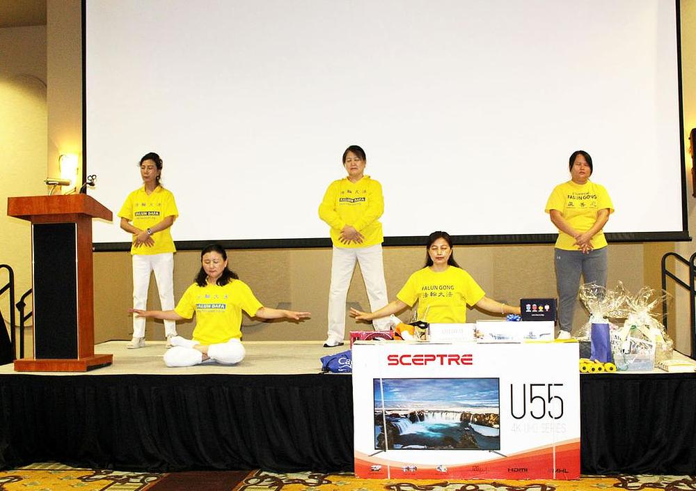 Falun Gong praktikanti demonstriraju izvođenje vježbi na sajmu Senior Expo and Health održanom u Event centru grada Bayoua, 25. septembra 2019. godine.