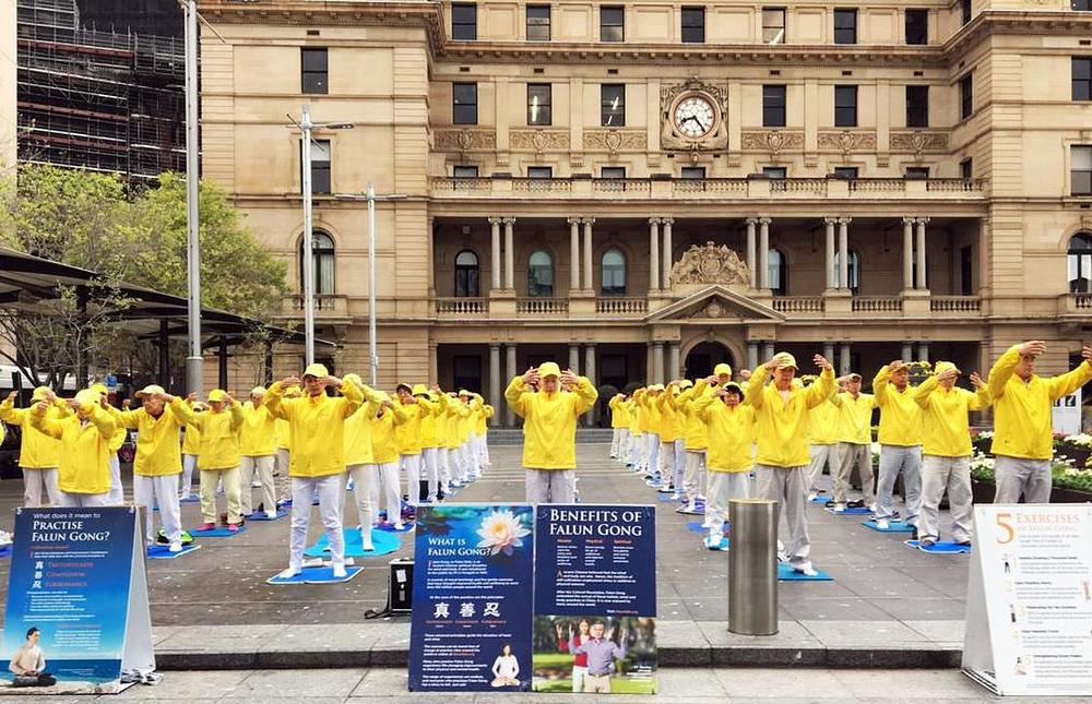 Falun Gong praktikanti demonstriraju izvođenje vježbi ispred Carinarnice u centru Sydneja