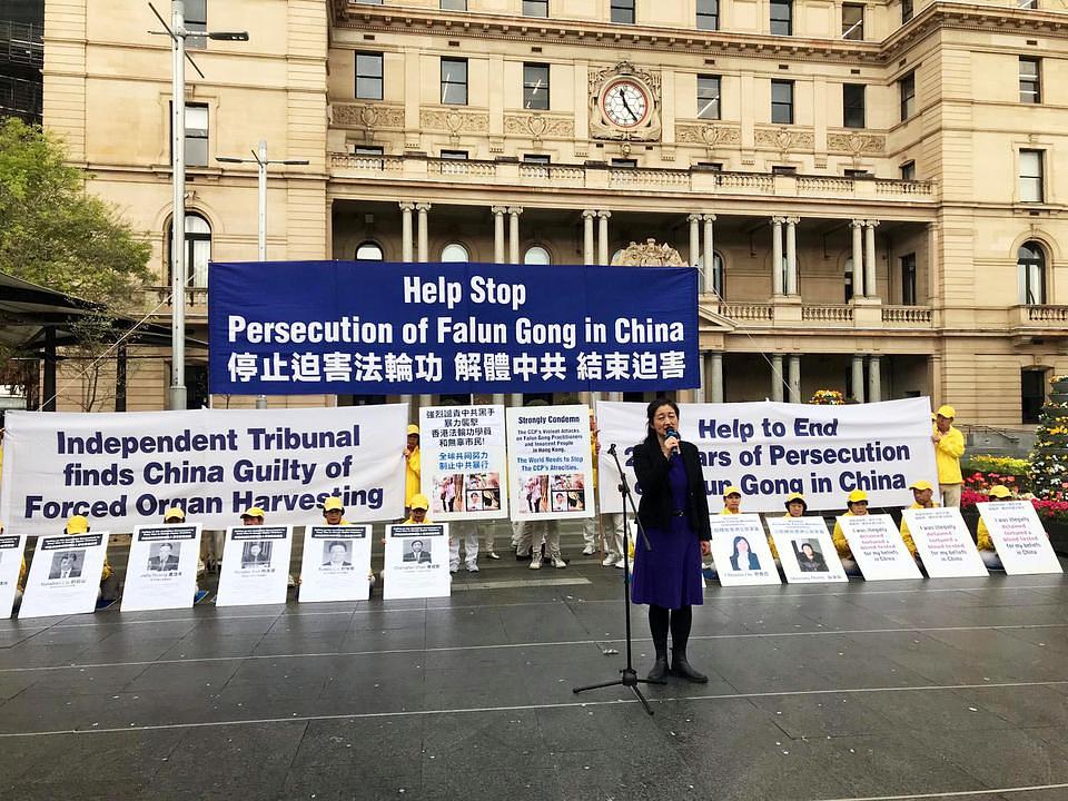 Dr. Lucy Zhao, direktorica australijskog Falun Dafa udruženja, govori na skupu