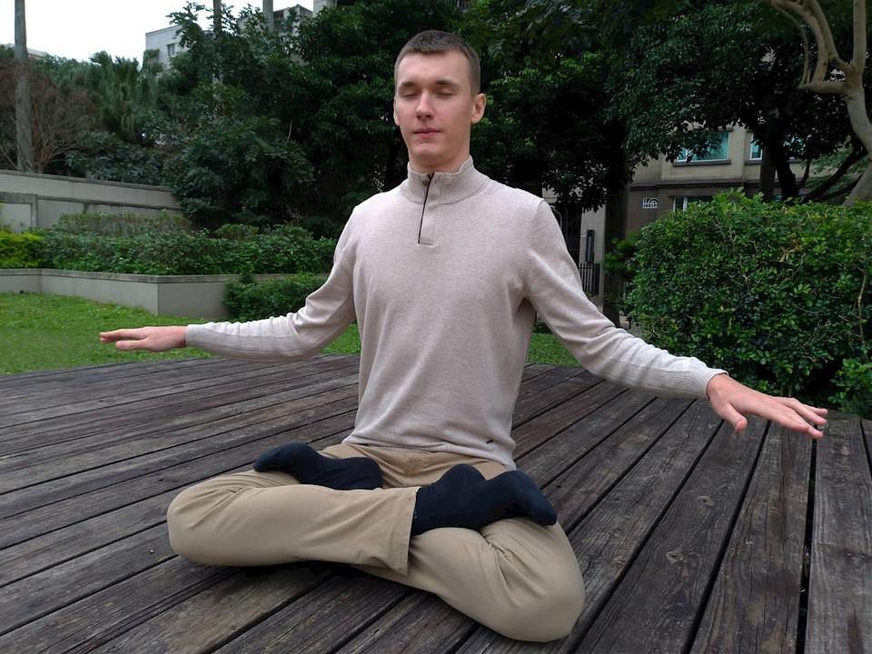 Fabian radi petu Falun Dafa vježbu - sjedeću meditaciju.