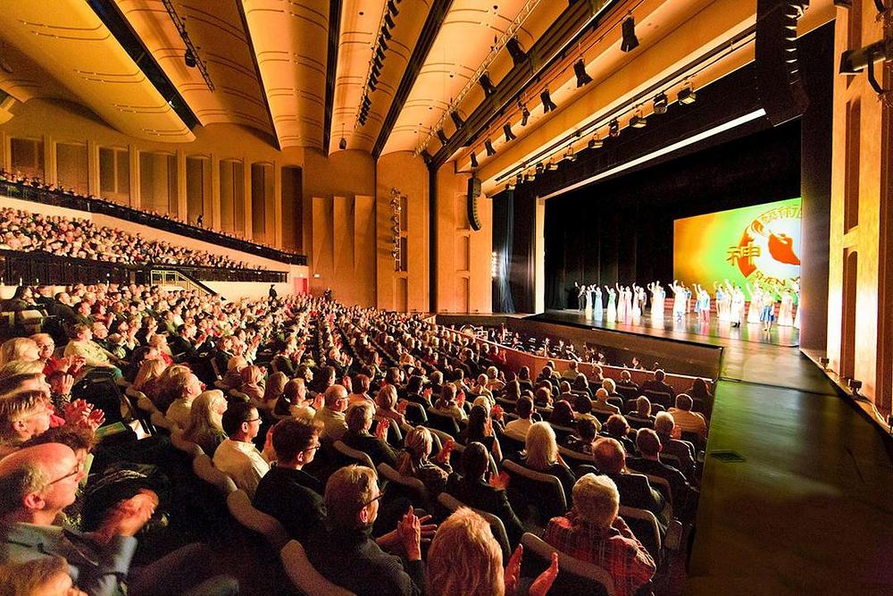 Shen Yun touring kompanija u dvorani Forum am Schlosspark u Ludwigsburgu, Njemačka, 28. februara 2020. godine godine. Trupa je lokalnim pozorišnim gledaocima predstavila pet rasprodanih predstava od 28. februara do 1. marta 2020. godine godine.