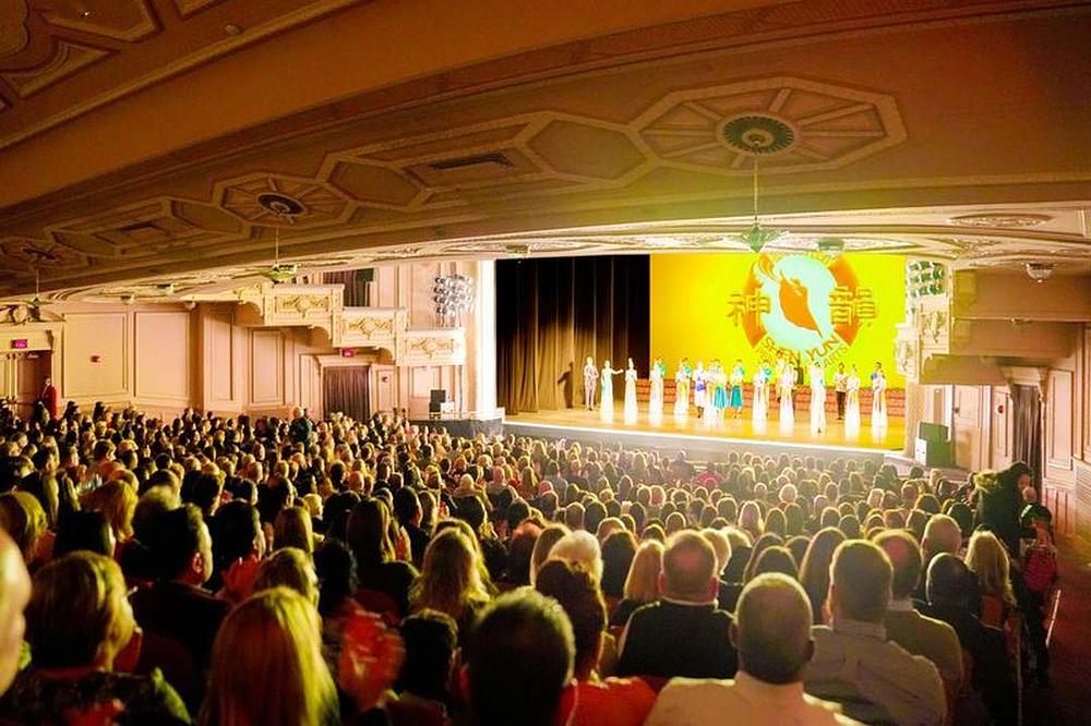 The Shen Yun Global Company u dvorani pozorišta Merriam u Philadelphiji, Pensilvanija, 1. marta 2020. godine. Kompanija je izvela 20 predstava u ovom gradu od 12. februara do 1. marta 2020. godine.