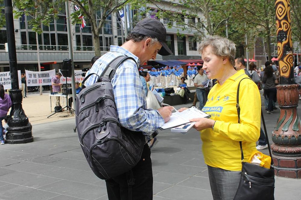 Barbara Shafter prikuplja potpise da se pomogne zaustaviti progon Falun Gonga u Kini 