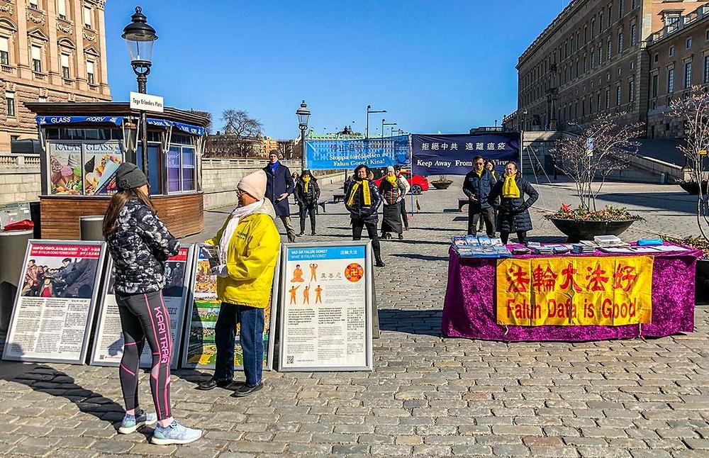 Informativni Falun Gong štand postavljena na trgu Mynttorget pored švedskog parlamenta (Riksdag) u središtu Stockholma 