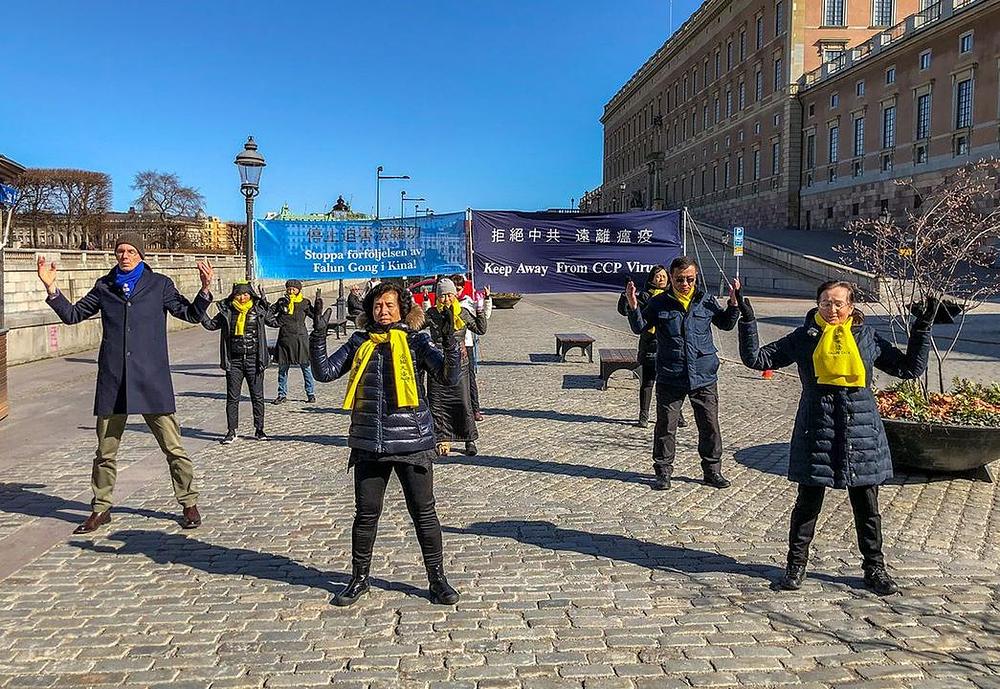 Praktikanti demonstriraju Falun Gong vježbe  