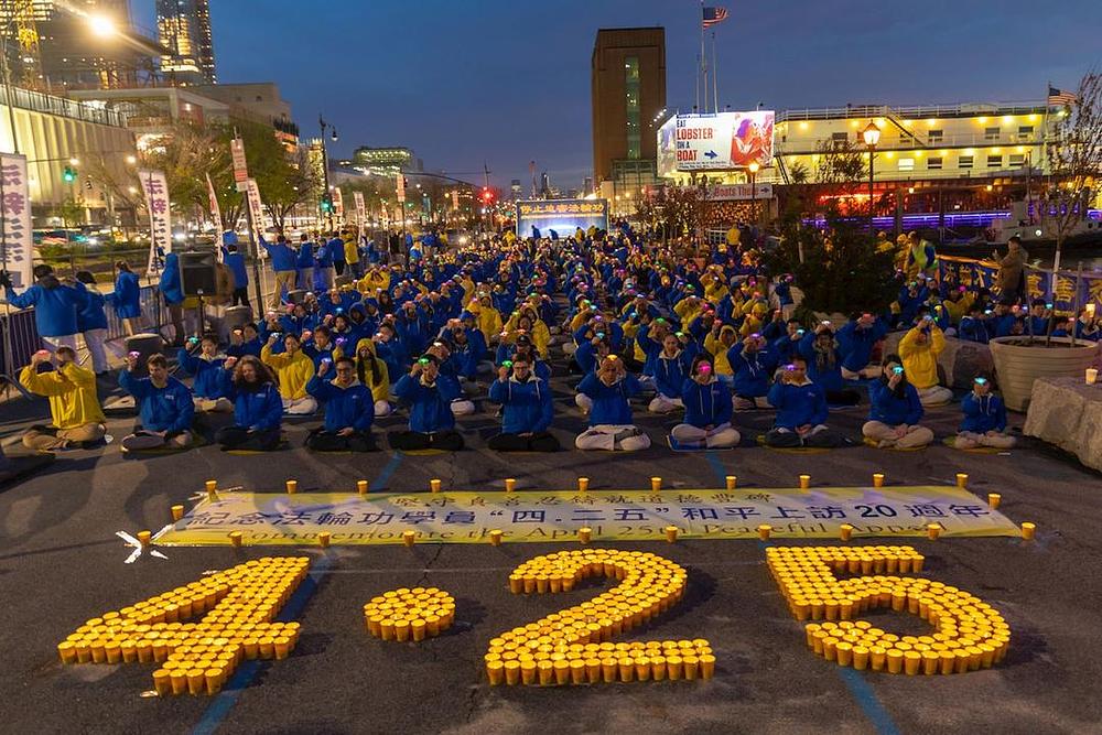 Uvečer 20. aprila 2019. godine, praktikanti su u New Yorku održali bdijenje uz svijeće ispred kineskog konzulata u znak sjećanja na praktikante koji su umrli u progonu u Kini. Oni su tokom ovoga svečanog događaja demonstrirali i izvođenje Falun Gong vježbi.