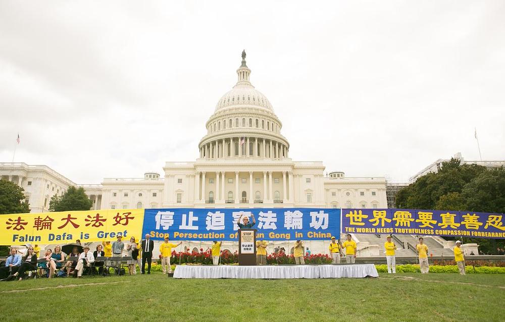 Falun Gong praktikanti i njihove pristalice drže skup 18. jula 2019. godine u znak obilježavanja 20. godišnjice otpora progonu u Kini.
