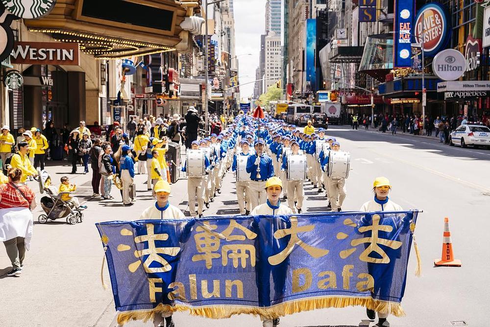 Tian Guo Marching Band nastupa prometnom 42. ulicom u New Yorku 16. maja 2019. godine.