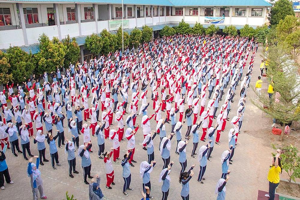 Otprilike 500 učenika i nastavnika iz Srednje škole broj 38 u Batamu zajedno uče Falun Gong vježbe 16. februara 2019. godine.