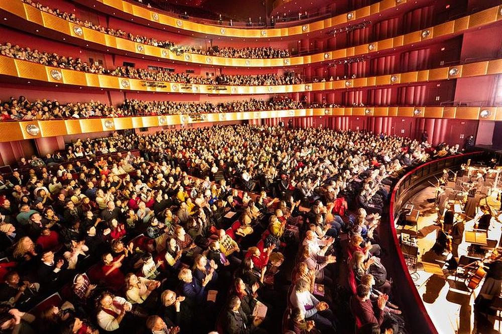 Njujorška kompanija Shen Yun u David H. Koch Theater u Lincoln Centru u New Yorku 20. januara 2019. godine. Kompanija je izvela 14 rasprodanih predstava u New Yorku od 10. do 20. januara 2019. godine.