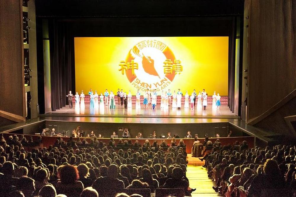  Touring kompanija Shen Yun otvorila je svoju europsku turneju 27. prosinca 2020. godine u Teatro del Maggio Musicale Fiorentino u Firenci u Italiji.