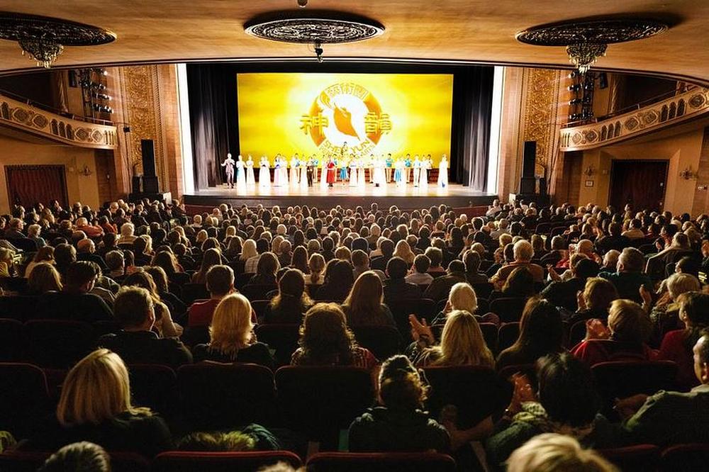 Međunarodna kompanija Shen Yun predstavila je četiri rasprodane predstave u The Palace Theatru u Connecticutu od 25. do 27. prosinca 2019. godine. 