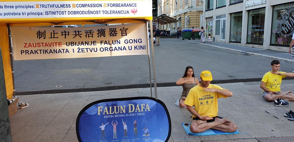 Praktikanti izvode sjedeću meditaciju, 5. vježbu Falun Dafa 