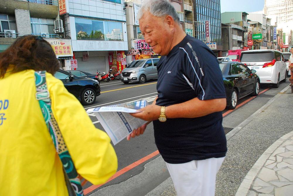 Praktikanti distribuiraju informativne materijale na manifestaciji organiziranoj u cilju podizanja svijesti o progonu Falun Dafa u Kini.
