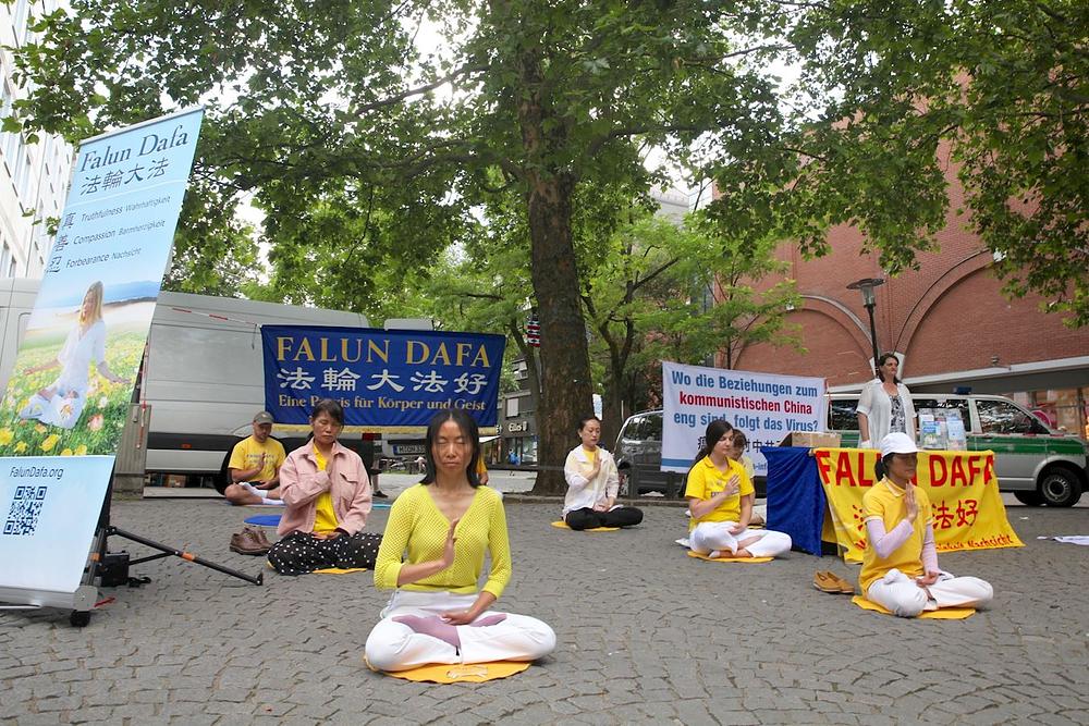 Falun Dafa praktikanti demonstriraju pokrete vježbi.