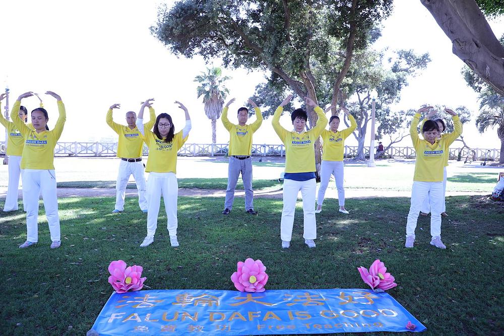 Praktikanti iz Los Angelesa demonstriraju izvođenje Falun Gong vježbi u luci Santa Monica i ljudima govore o progonu.