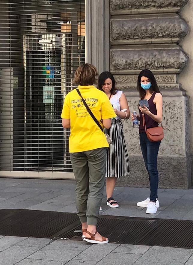 Razgovor s prolaznicima tijekom Falun Dafa aktivnosti u Milanu 4. srpnja 2020. godine