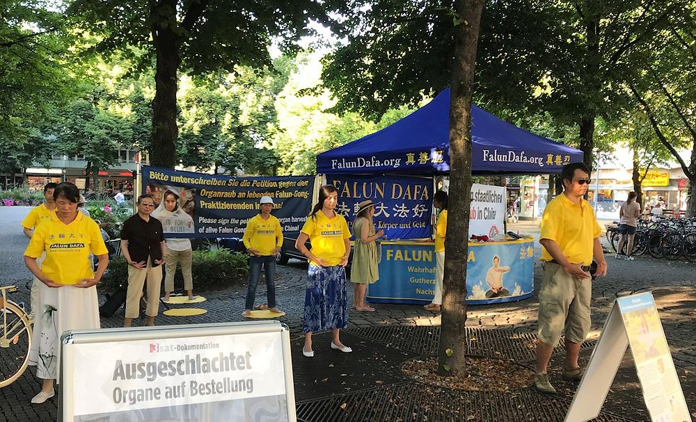 Praktikanti demonstriraju pet Falun Dafa vježbi.