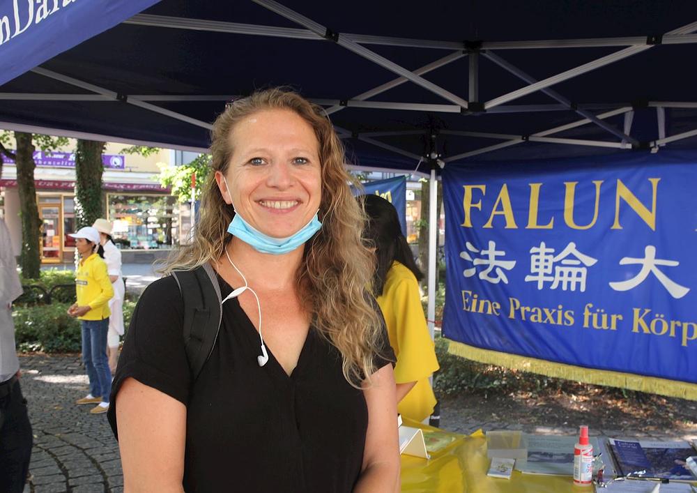 Karoline Müller, socijalna radnica, kaže da su principi Falun Dafa - Istinitost, Dobrodušnost i Tolerancija - zadivljujući.