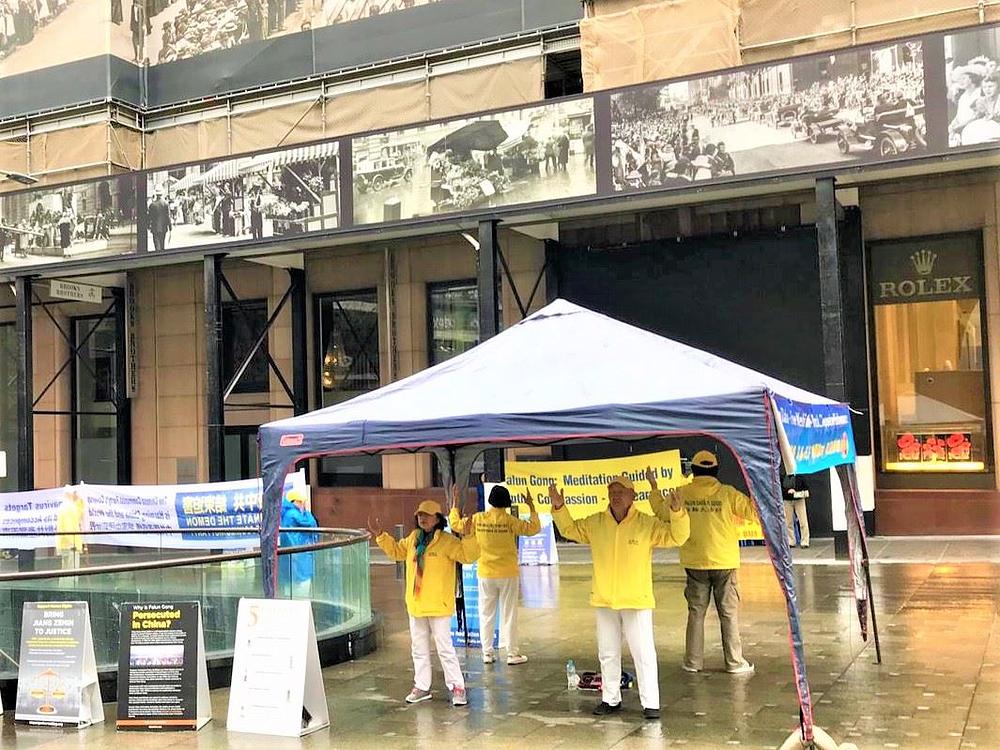 Praktikanti demonstriraju izvođenje Falun Dafa vježbi 