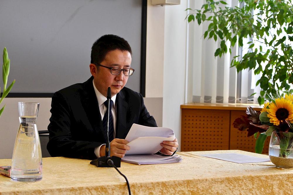 Gospodin Yang je govorio o tome kako je pomogao u projektu telefoniranja u Kinu.