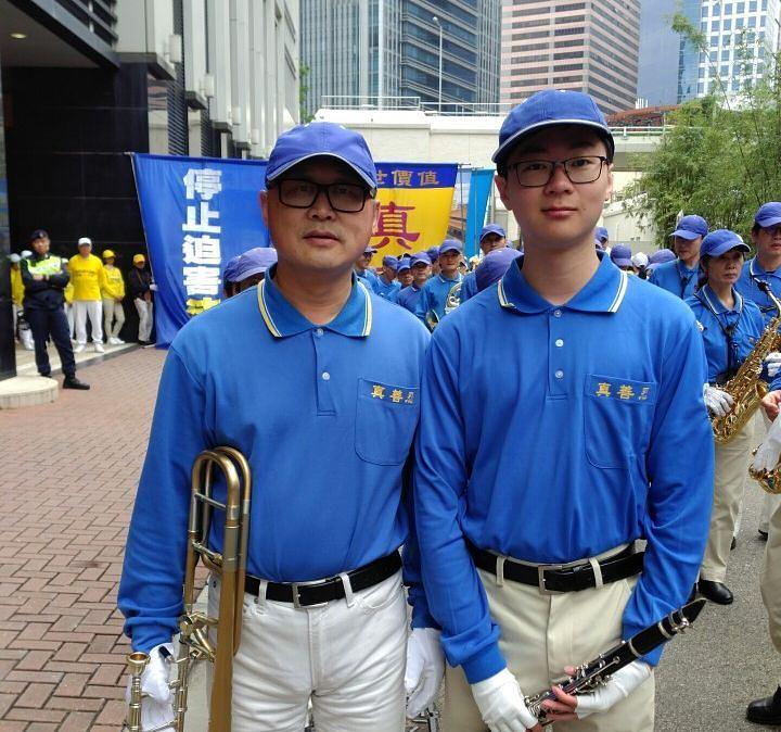  Gospodin Li i njegov sin su članovi Falun Dafa orkestra Tian Guo Marching Band. Išli su u Hong Kong na miting i paradu tokom proslave Nove godine.