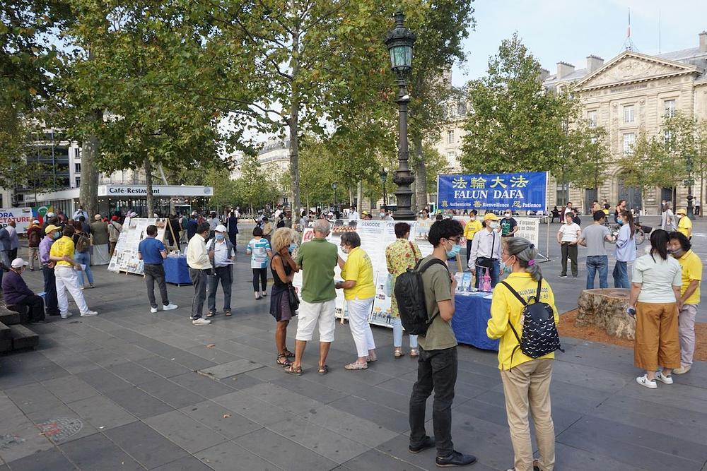 Praktikanti su 20. septembra održali informativni dan na Place de la République 