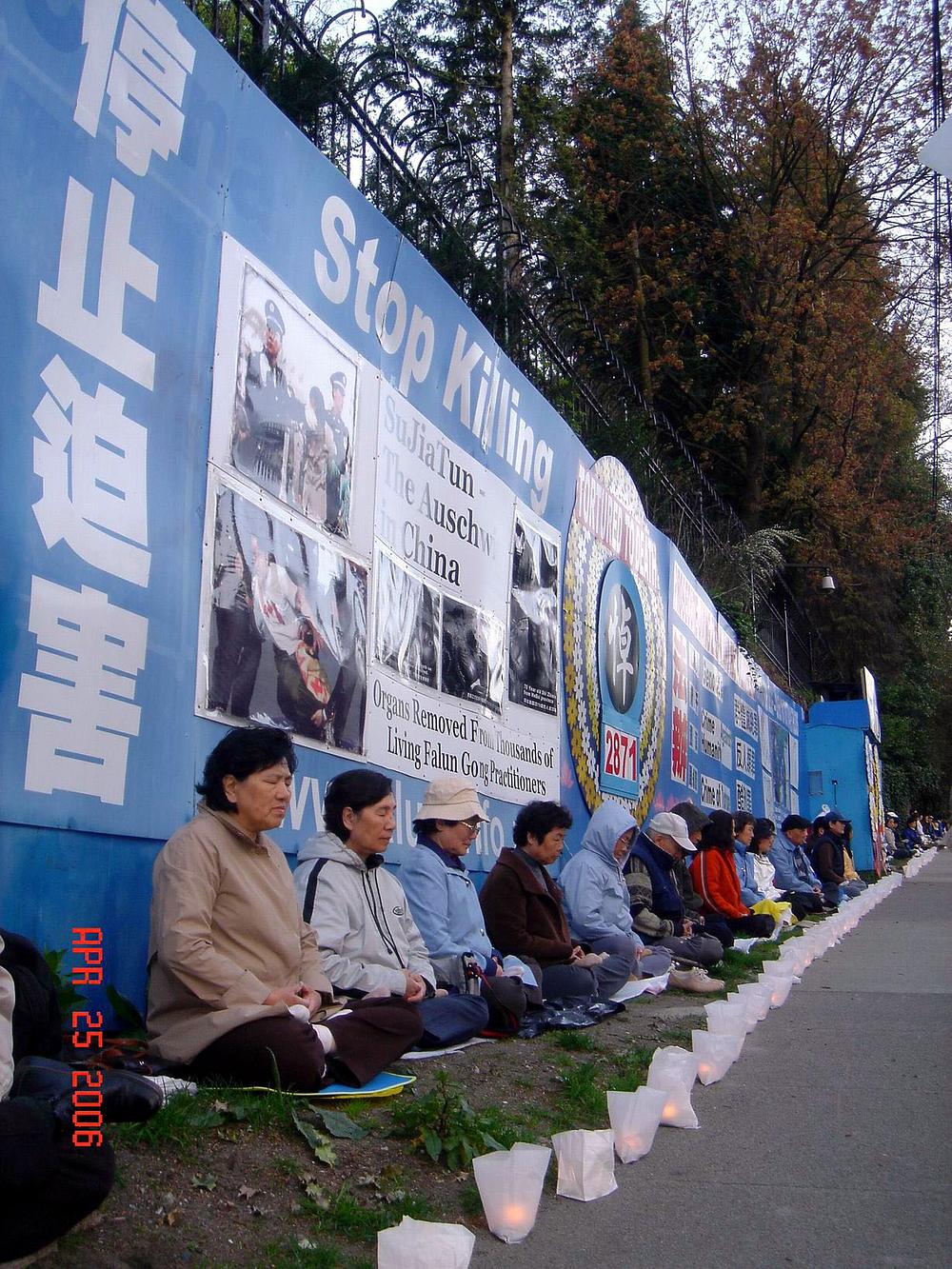 
Falun Dafa praktikanti u Vancouveru bez prestanka mirno protestiraju ispred kineskog konzulata, bilo sunce ili kiša