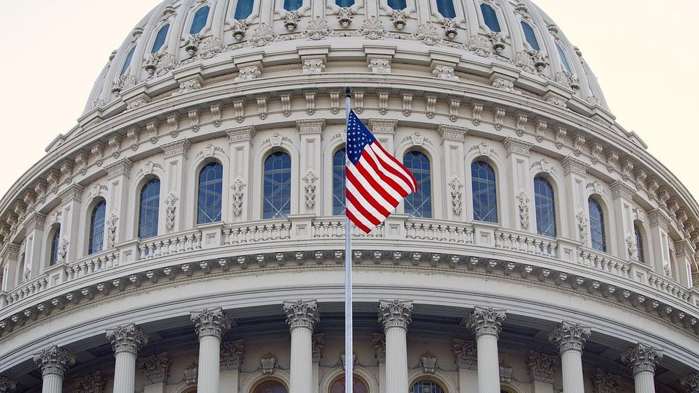 Zastava Sjedinjenih Američkih Država iznad Američkog Capitola, podignuta, 13. maja na zahtjev kongresmena Briana Fitzpatricka, odaje posebno priznanje gospodinu Li Hongzhiju, osnivaču Falun Gonga.