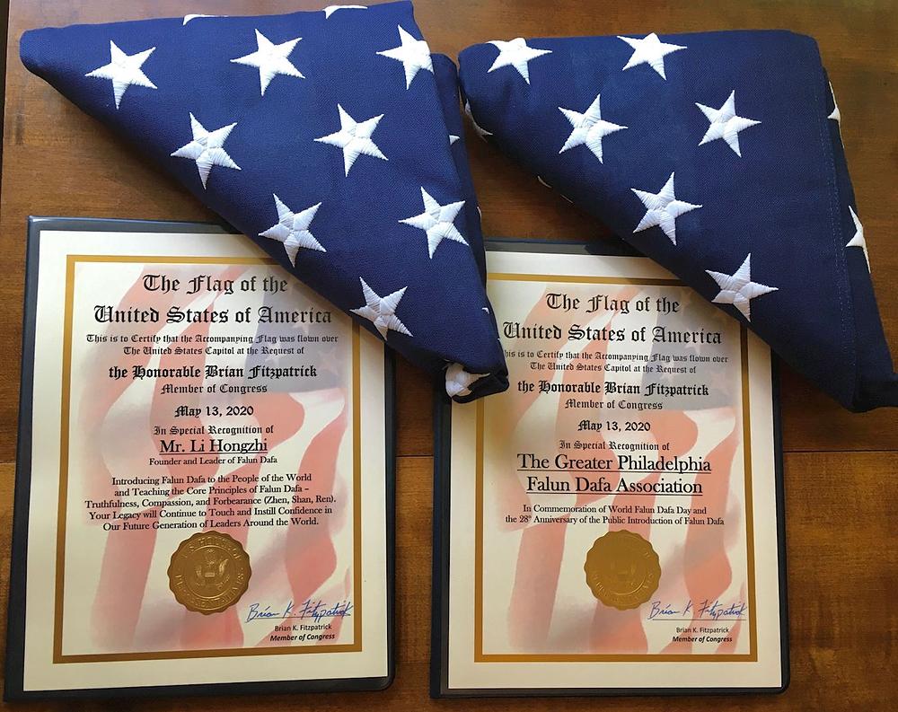 Dvije zastave koje su vijorile nad Capitolom i posebna priznanja koja je ured Kongresmena Briana Fitzpatricka dodijelio Falun Dafa asocijaciji šireg područja Filadelfije.