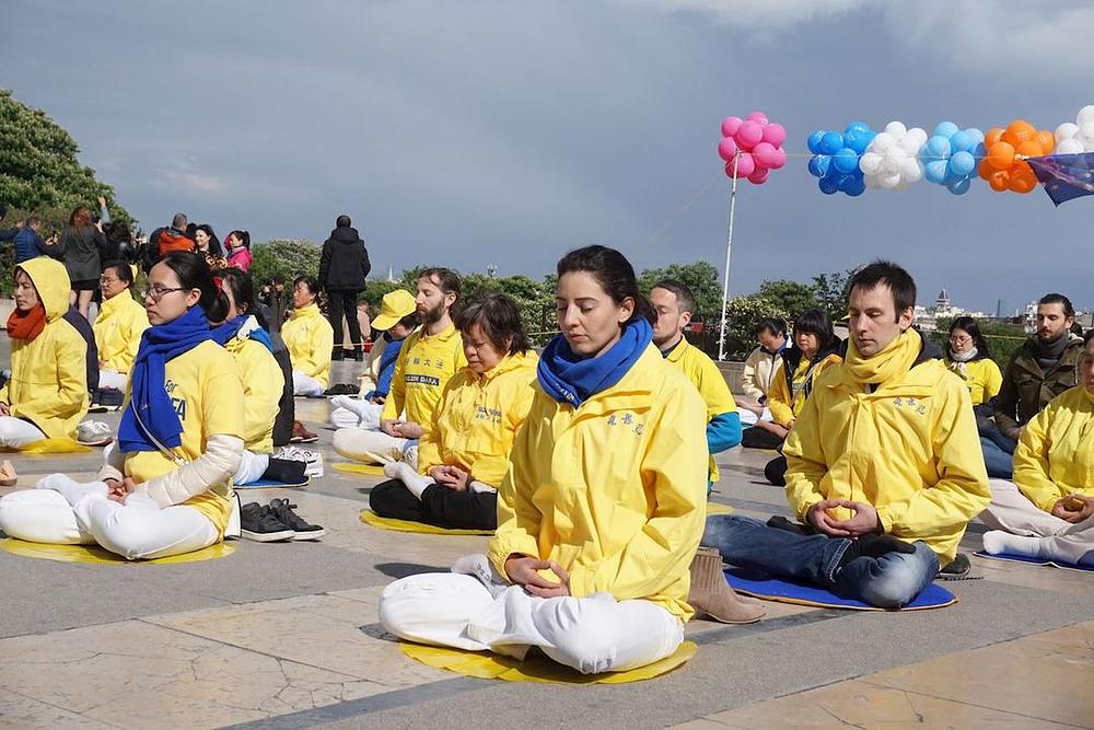 Falun Dafa praktikanti, 5. maja 2019. godine, rade grupne vježbe proslavljajući Svjetski Falun Dafa dan na Trgu ljudskih prava u blizini Eiffelovog tornja u Parizu.