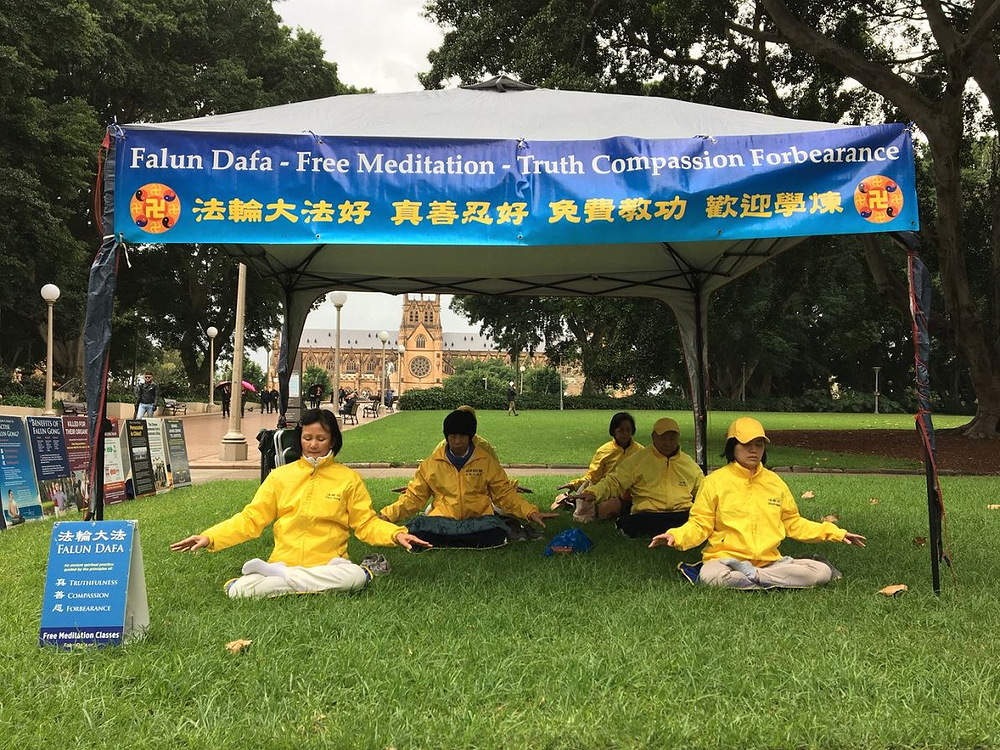 Falun Dafa praktikanti u zajedničkoj meditaciji u Hyde Parku u Sydneyu, u Australiji.