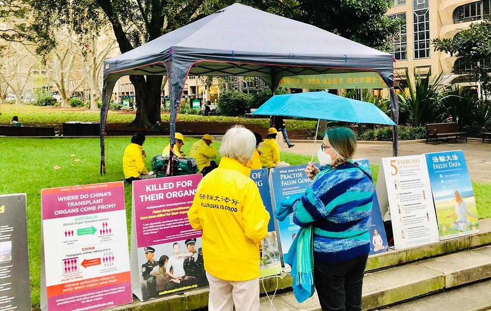 Prolaznici razgovaraju s praktikantima u Hyde Parku u Sydneyu.