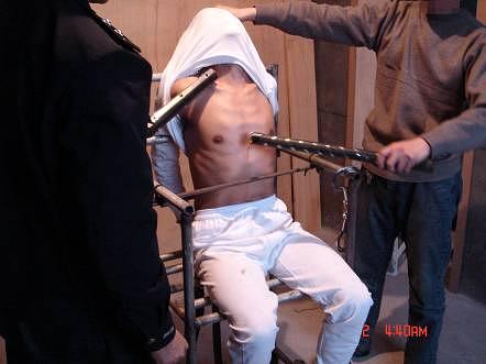 Ilustracija torture: Šokiranje električnim palicama