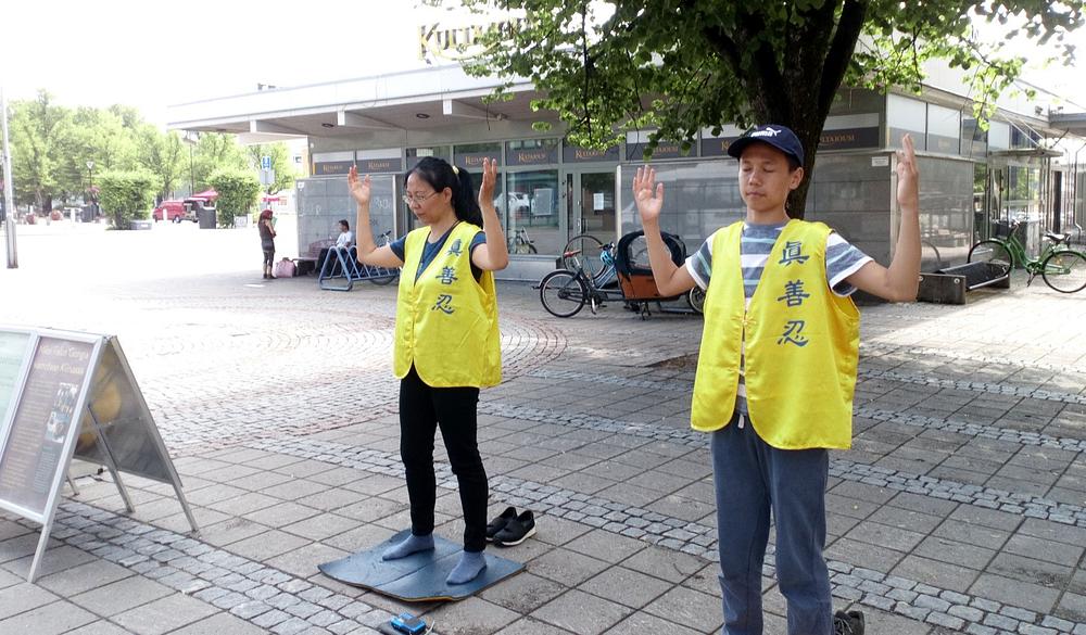 Falun Dafa praktikanti pokazuju vježbe ispred trgovačkog centra Lundi u Porvoou.