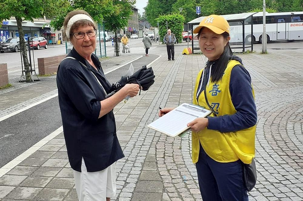 Ljudi u Porvoou podržavaju Falun Dafa.