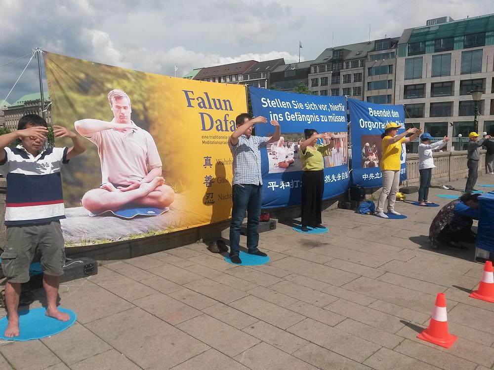 Prikazivanje Falun Gong vježbi na Junfernstiegu u Hamburgu