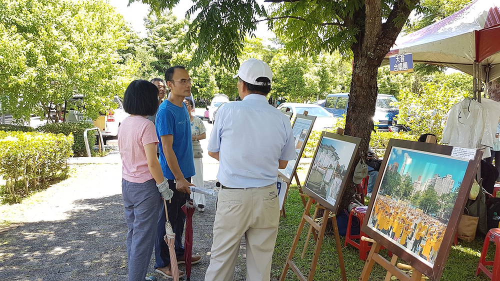 Praktikant razgovara s prolaznikom o Falun Dafa 
 