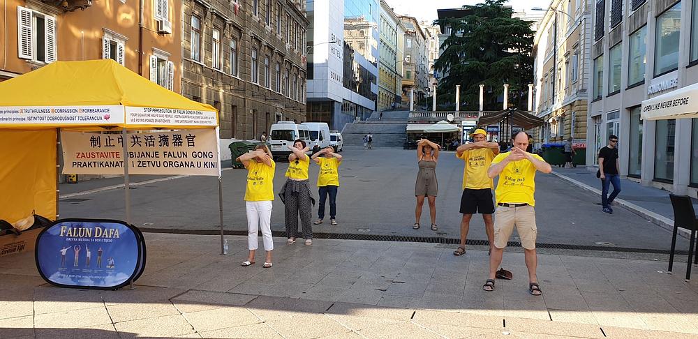 Praktikanti pokazuju stojeće Falun Dafa vježbe