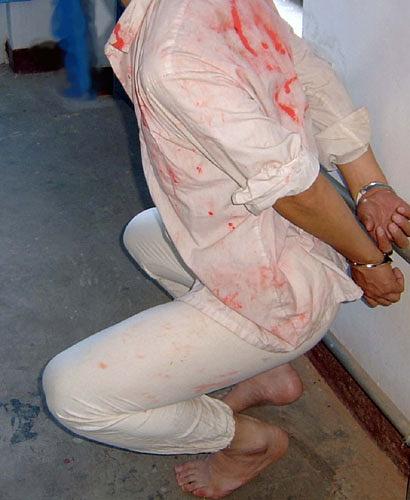 Rekonstrukcija mučenja: Vezivanje ruku  lisicama u položaju polučučnja gdje žrtva nije mogla ni čučati  ni uspraviti se
 