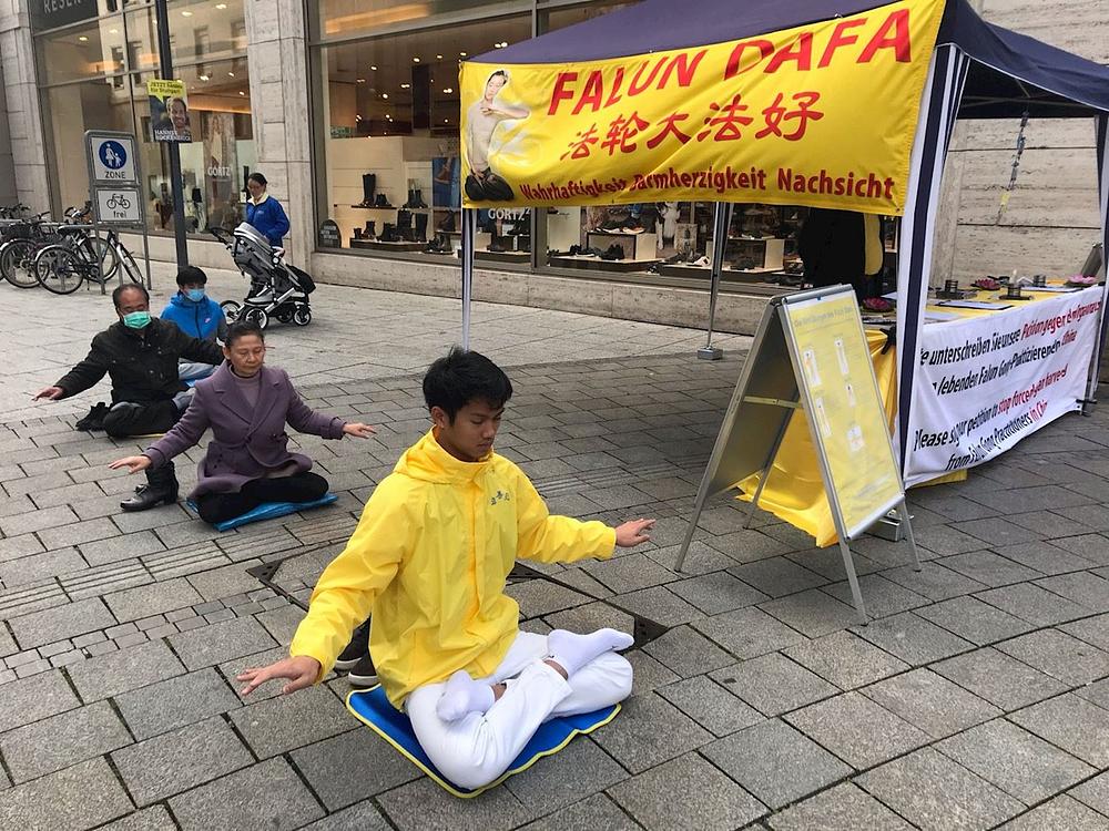 Praktikanti demonstriraju Falun Dafa vježbe u Stuttgartu 24. oktobra.